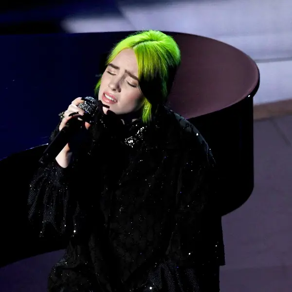 吃了誠實豆沙包！Billie Eilish 首談奧斯卡表演：「我搞砸了，這場演唱簡直垃圾！」