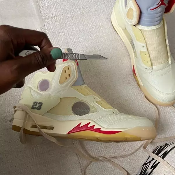 給點時間回血好嗎？Off-White x Air Jordan 5 全新「沙漠配色」再釋出，鞋迷哭喊：土快不夠吃了⋯