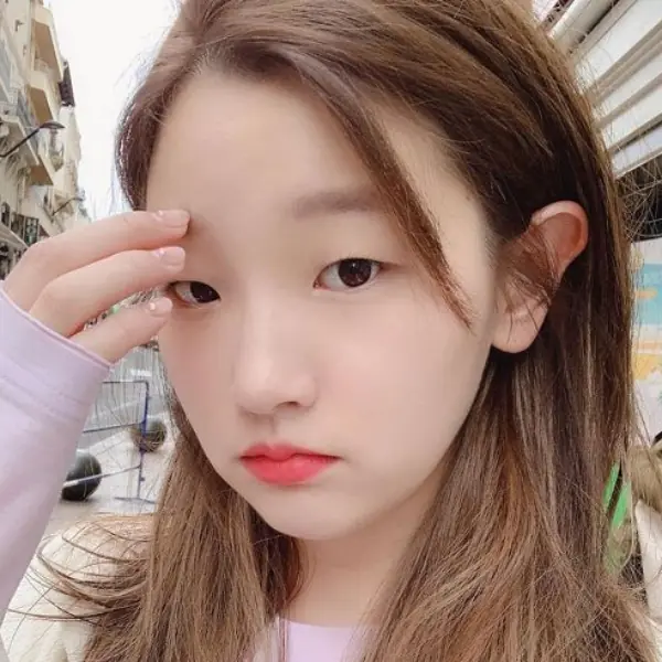 《寄生上流》朴素丹私下竟超時髦？單眼皮眼睛依舊深邃全因多了「這個小動作」！
