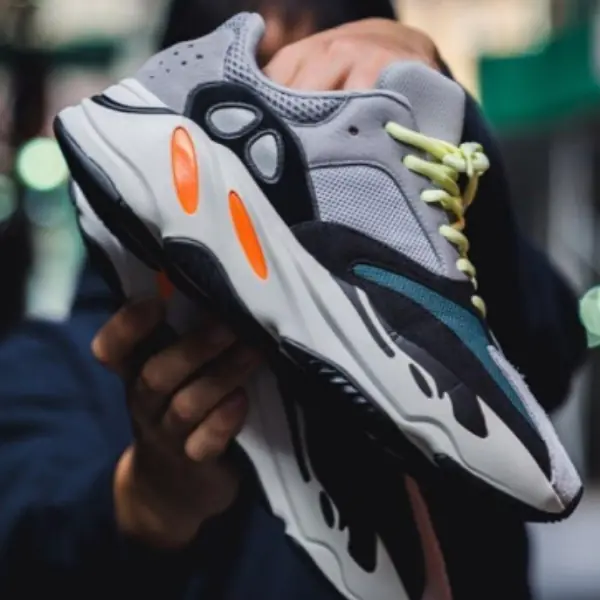不用台幣 1500 就可以入手 Yeezy 700？！這款「台灣買得到」平價版，你會入手嗎？