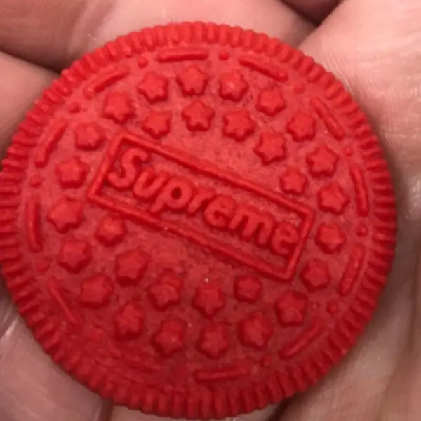 至尊口味 Oreo 好吃嗎？Supreme 最新話題小物釋出，網友高喊：「拜託留一包給我！」