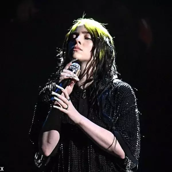 橫掃葛萊美後又抱回大獎！Billie Eilish 上台卻哽咽：「最近感覺到很多人非常恨我⋯」