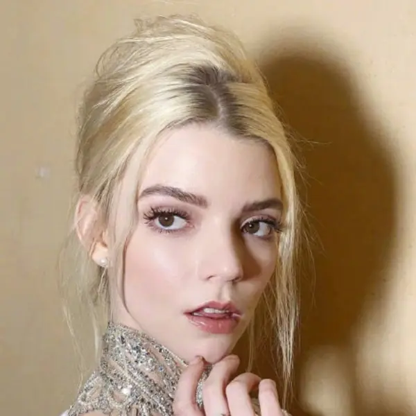 正妹度再升級！Anya Taylor-Joy 宣傳新片，美顏令人驚嘆：「精緻到像從畫裡面走出來！」