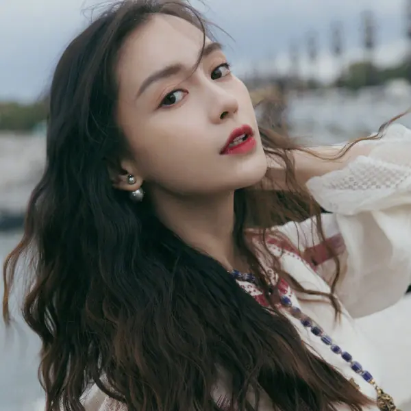 其實沒差太多？Angelababy 未曝光舊照出土！原來沒整形而是動了「這個手腳」！？