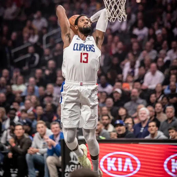 太離譜！Paul George 快攻灌籃「步伐」引發極大爭議，球迷傻眼：裁判是眼瞎了嗎⋯
