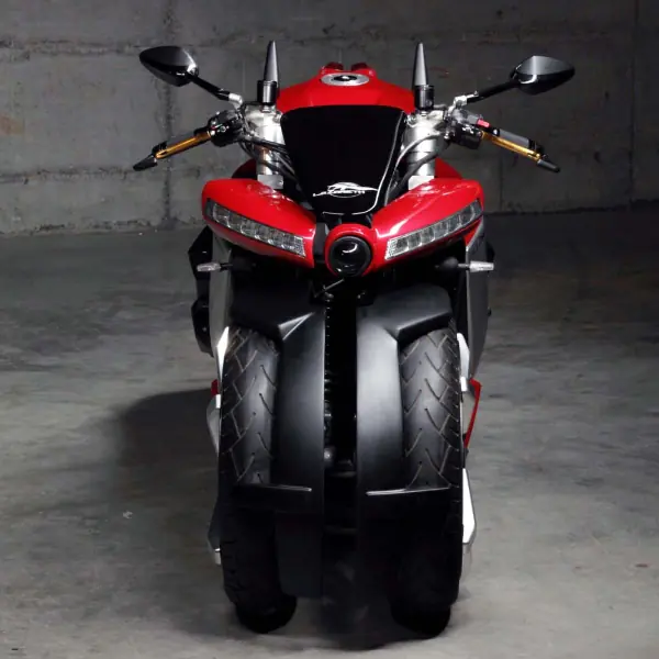 「蝙蝠車」合法上路版？Lazareth LM 410 四輪重機橫空降世，移植 R1 引擎既暴力又帥氣！