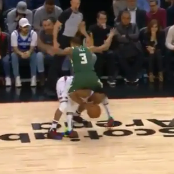 地虎男的逆襲？！Kyle Lowry 身體鑽過對手跨下切入，超詭異畫面讓球迷直接「黑人問號」