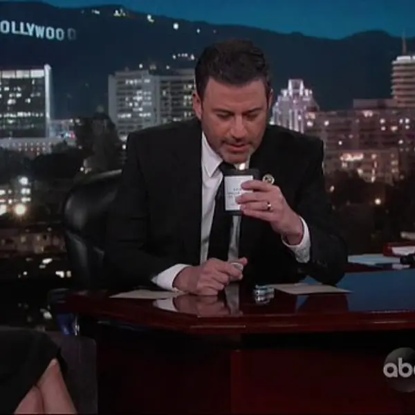 Jimmy Kimmel 節目中當場開箱小辣椒「私處香氛蠟燭」，曝光葛妮絲派特洛的味道就像是...