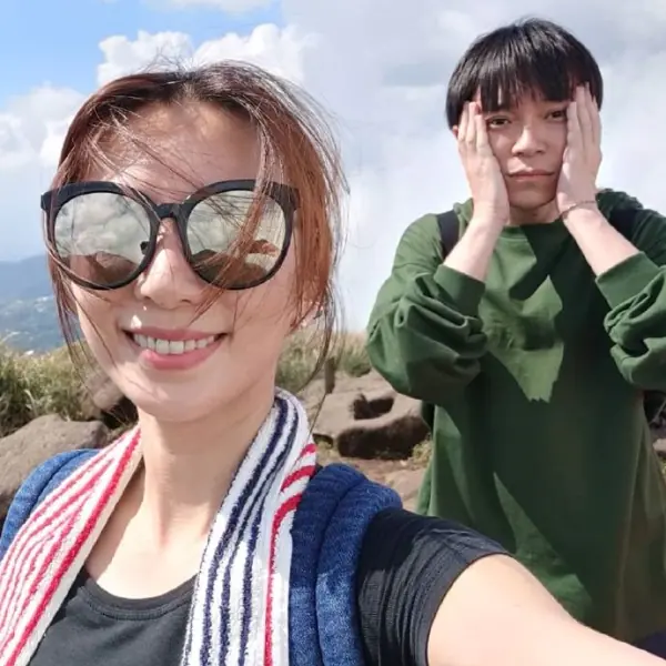 真閨蜜！Hebe 與青峰私下相約一同郊遊去爬山，粉絲融化：這組合也太可愛！