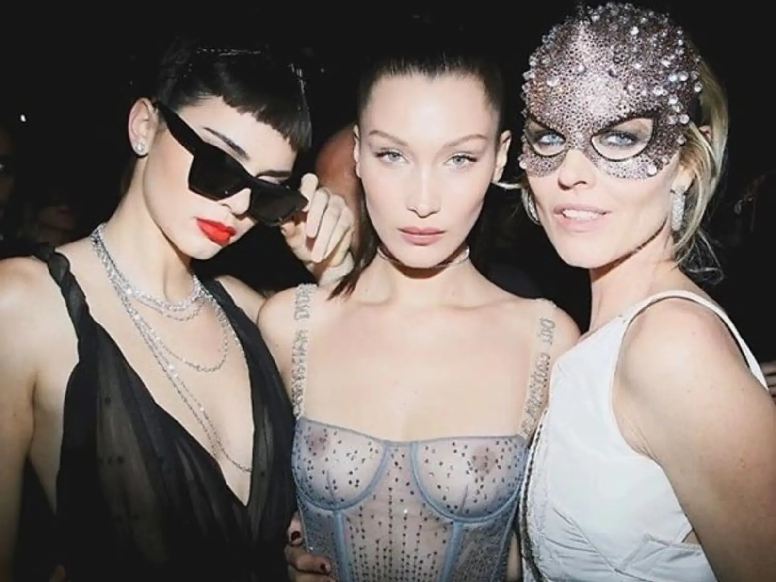 Bella Hadid 透視洋裝完美胸型＋粉色乳暈引熱議！重拾嫩色感簡單 3 步驟一週見效～