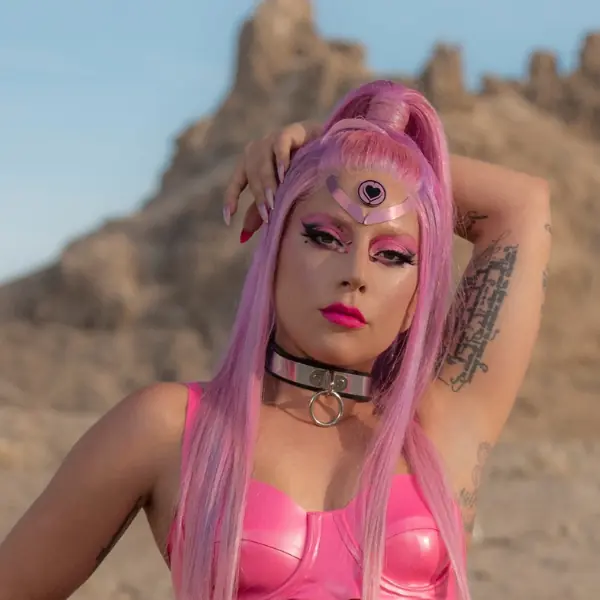 網友動作太快！Lady Gaga 新歌 MV 被惡搞成「台灣經典流行歌」竟無違和？粉絲崩潰：〈快樂崇拜〉版本最屌！
