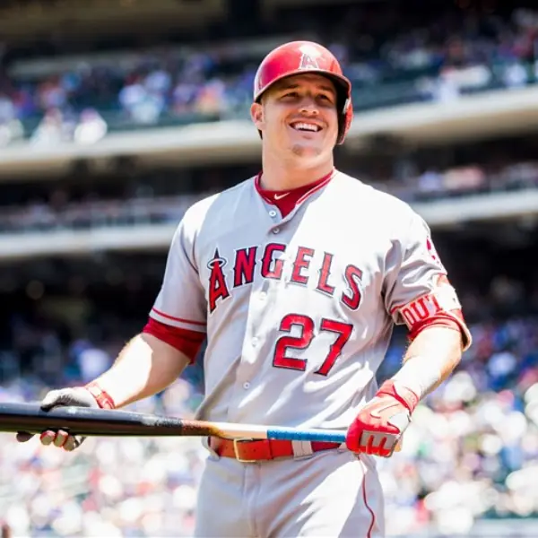 神扯怪力！大聯盟強打「神鱒」Mike Trout 開球轟出場外，球迷驚嘆：被棒球耽誤的高球員！