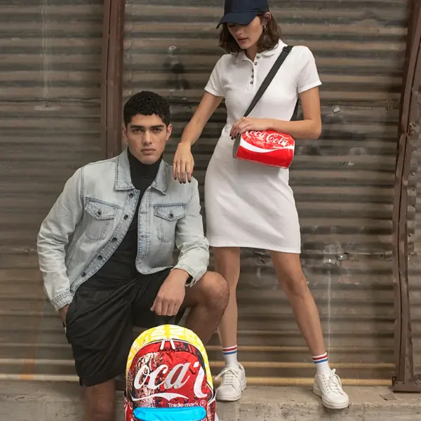 在炸雞 cross over 涼鞋之後，接下來準備要關注的新聯名是這個！ 看Coca Cola x LeSportsac 玩什麼?!