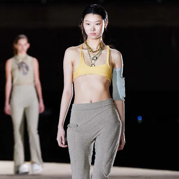 還是專心搞鞋吧？Kanye West 帶最新「Yeezy 女裝」強勢回歸，慘遭毒舌：「這就是一場笑話！」