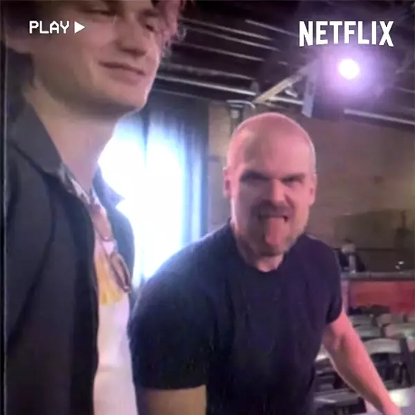 即將來襲！Netflix 曝光《怪奇物語》第四季朗讀劇本會議，主要演員可愛團聚互動！