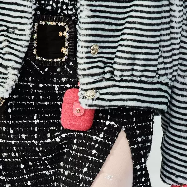 可愛到發芬！CHANEL 推出巨可愛「粉紅軟呢」AirPods 保護套，網友：沒耳機也好想收～～