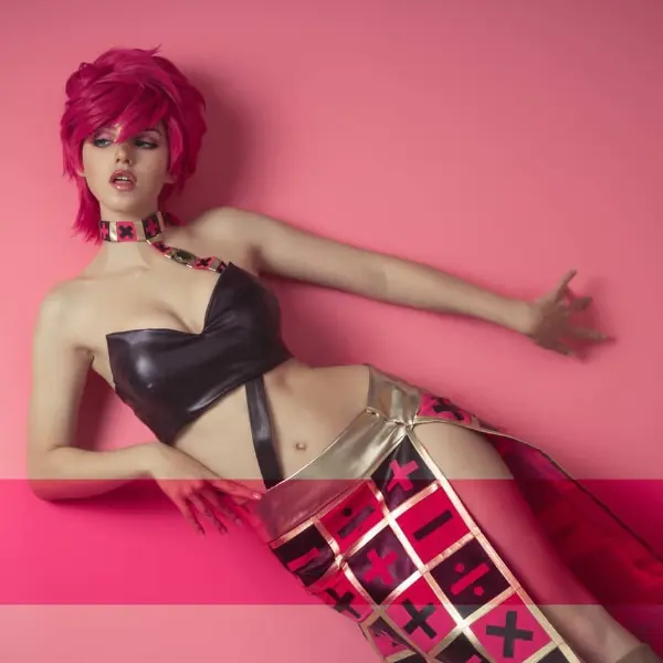 【野生抓正妹❤】扮 JOJO 角色大爆紅！精靈五官＋本斥但大身材讓全網驚艷：真人版特里休烏納！？