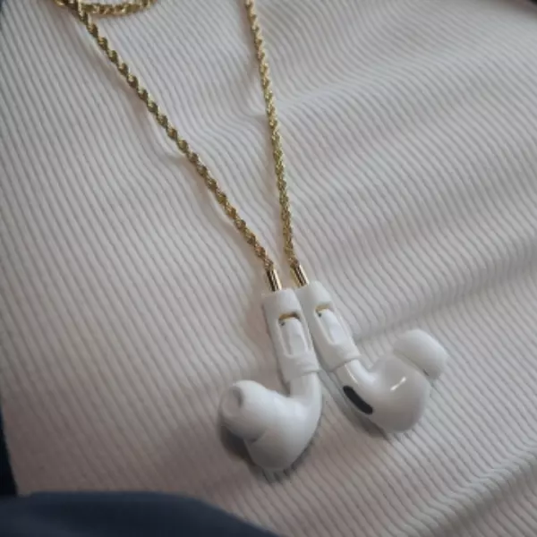 AirPods 再也不會掉啦！超狂項鍊、耳環週邊單品，戴上後絕對比貝克漢還「高顏值」！