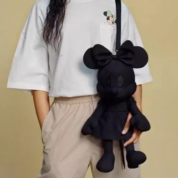 比 KAWS 還搶手？UNIQLO x AMBUSH x Disney 隱藏版「黑魂米妮包」將在「這時」開賣！