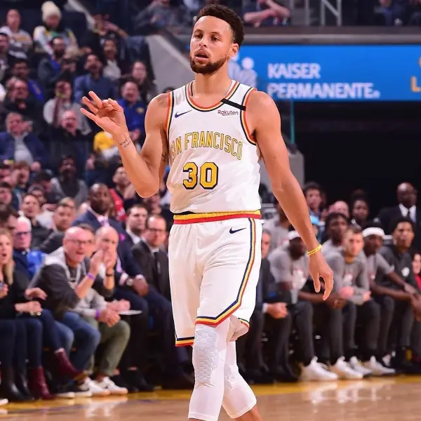熟悉的「萌神」回來了！Curry 復出首戰高效轟 23 分，超扯逆天三分彈 High 翻全場！