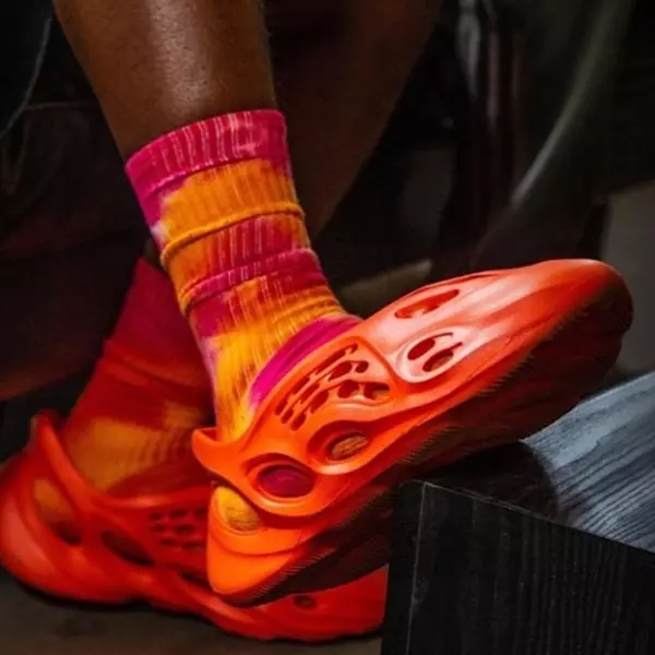 肯爺、A$AP Ferg 搶先上腳 Yeezy Foam Runner 新配色，引來鞋迷爆笑：「還以為是布希鞋⋯」