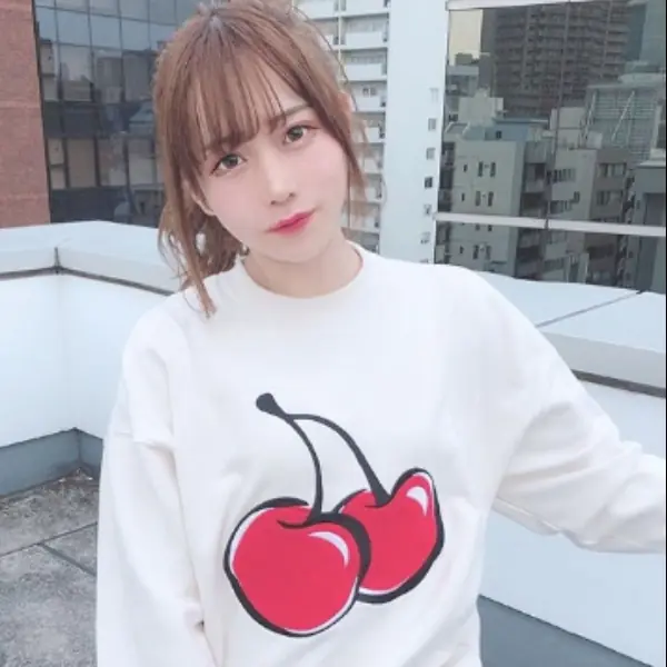 大眼萌妹「男兒身公開」！  從男校畢業「素顏曝光」 網呼：就是女生啊