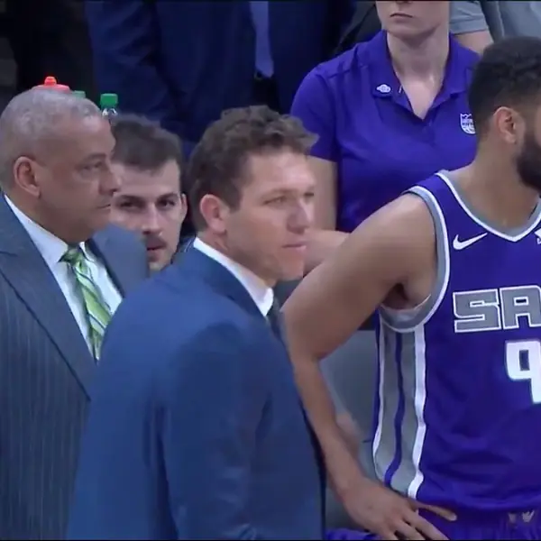 超傻眼調度！Luke Walton 關鍵時刻沒擺最穩射手上去追分，現場球迷怒噴：你這個白痴！