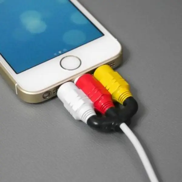 暴露你的年齡！日本推出「AV 端子」iPhone 充電線保護套，網友笑：「太懷舊了！」