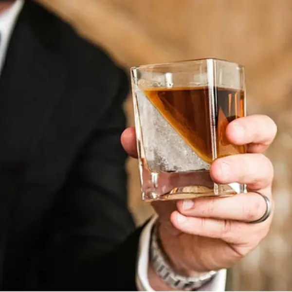 喝酒也要這麼時尚！網路爆紅「三角形冰塊」酒杯，在家就能輕鬆自製頂級酒吧氛圍！