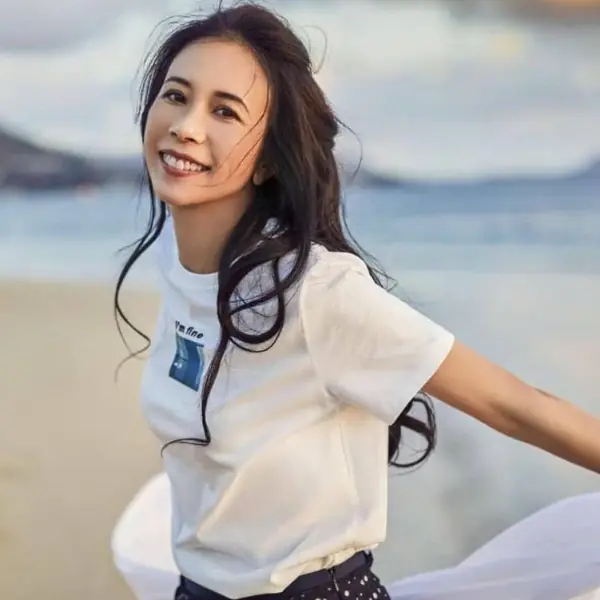 星爺真的很會挑！張柏芝、朱茵...這 7 位「最正星女郎」30 年後變怎樣了？網友：「想跟綺夢喝咖啡～」