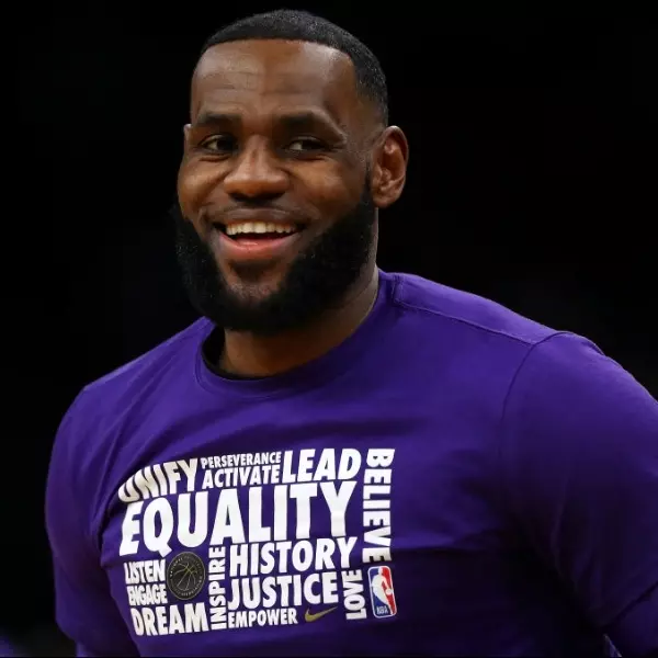 NBA 停賽沒事做怎辦？詹皇回顧他與 Wade「空拋」精華片段，球迷：9 愛還是最美！
