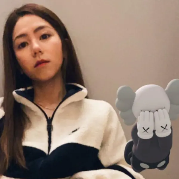 今晚來我家看 KAWS 嗎？鄧紫棋、林俊傑瘋玩的 KAWS AR 新作品，你也可以輕鬆擁有！