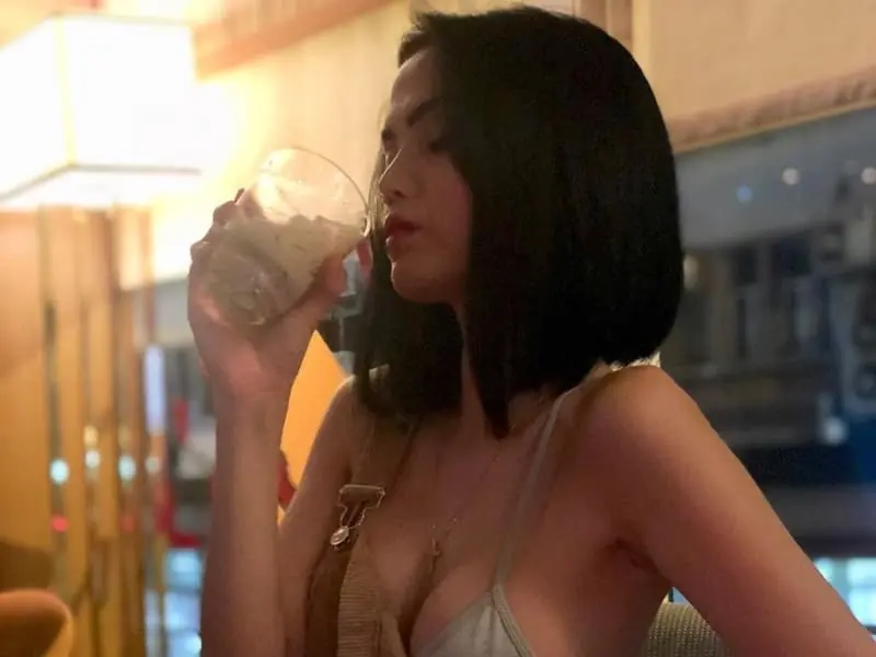 【野生抓正妹】新加坡素人美女 Ashley Garcia 地鐵秀「超完美側乳」，水滴奶照片瘋傳爆紅！