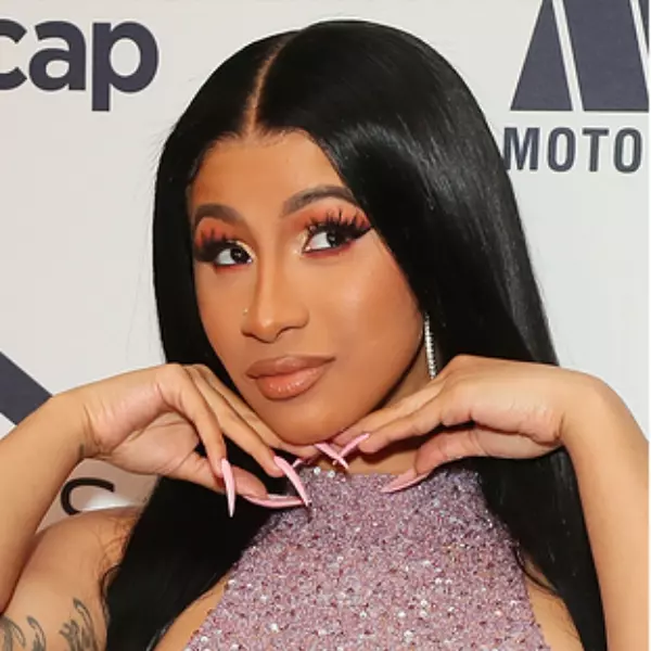 太猛！Cardi B 樂翻慶祝自己登上中國新聞，「他們可能誤以為老娘是什麼科學家」！