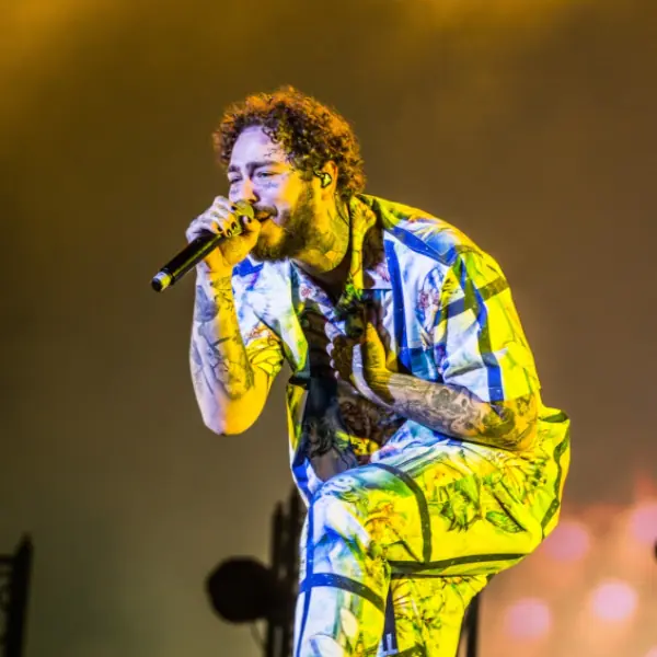 不甩新冠病毒狂燒？Post Malone 照常開唱，18000 張門票全售罄！網友砲轟：有夠自私！