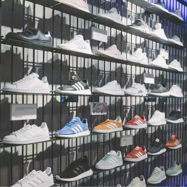 不因「新冠病毒」暫停營業！adidas 發信給員工希望大家繼續工作，CEO：「倒閉比想像中容易」