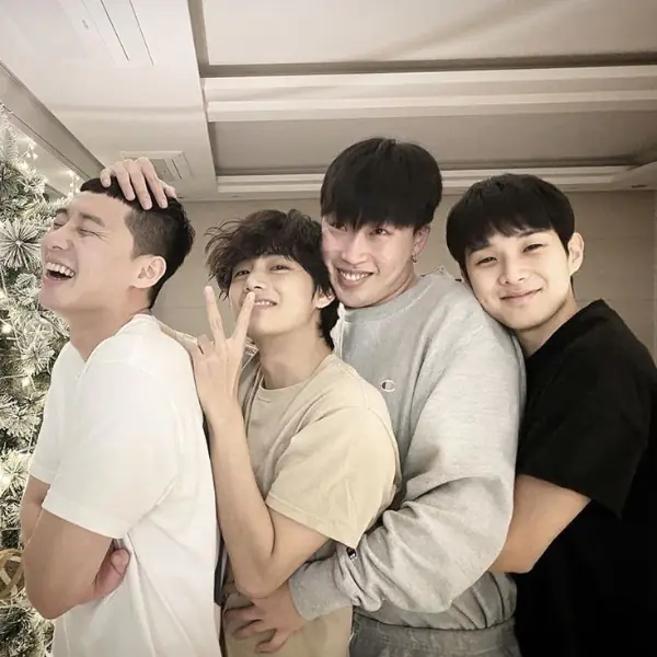 揭開！《梨泰院 Class》朴敘俊與 BTS 成員 V、朴炯植共組「泡澡群組」規定要說我愛你！