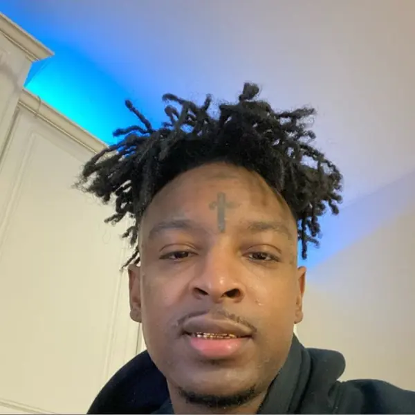 21 savage 疑似中鏢新冠肺炎！直播戴口罩直言：「肯定是去夜店被傳染的！」