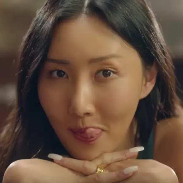 烤腸女神又發威啦！最強帶貨女王華莎大推的「復仇者聯盟」泡麵組合，瞬間爆賣上千份！