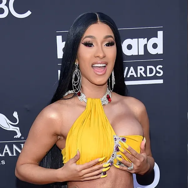 Cardi B 在家隔離防疫到被逼瘋：「老娘想要穿上我買的超昂貴衣服，然後出門！」