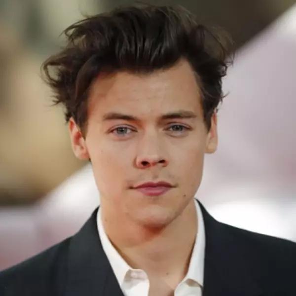 美到我不能呼吸！Harry Styles 漁網絲襪撫媚上腳，讓女粉絲高潮直呼「受不了！」