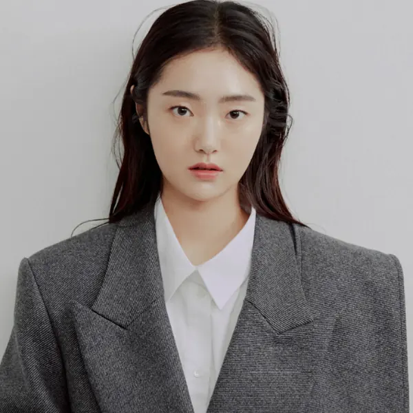 超會演！《屍戰朝鮮》超陰險「中殿娘娘」金慧峻私下超甜美？單眼皮也能放電「這 2 點」快筆記～