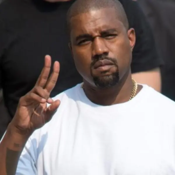肯爺又準備躺著賺！adidas Yeezy 350 V2 新配色即將開賣，鞋迷：「那些說退燒的人不准給我搶！」