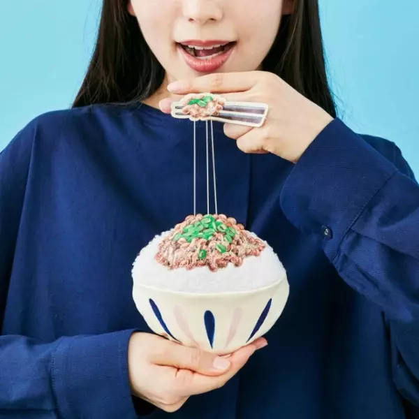 每次逼卡看起來都超有事！日本推出令人爆笑的「納豆伸縮式票卡夾」，納豆竟然還會牽絲？！