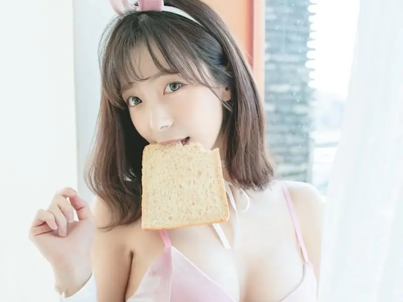 【野生抓正妹】「初戀系」正妹쏘블리吹泡泡美照驚見「小粉紅」，性感美圖連發太誘人！