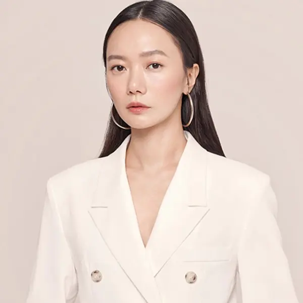 醫女私下好時髦！《屍戰朝鮮》裴斗娜靠這 3 招從「寬肩女」穿成「小隻馬」！想切肩膀的快筆記～