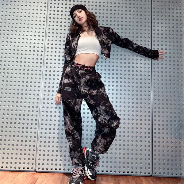 看完 Lisa 上百張球鞋穿搭後，終於發現她「穿球鞋也顯腿長」的秘密：藏在這 3 個細節裡⋯