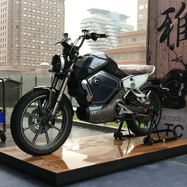 【老 J 推車 5】外觀激似檔車！全新電動機車 Super Soco TC 問世，插座充電、時速 100 公里飆到爽！