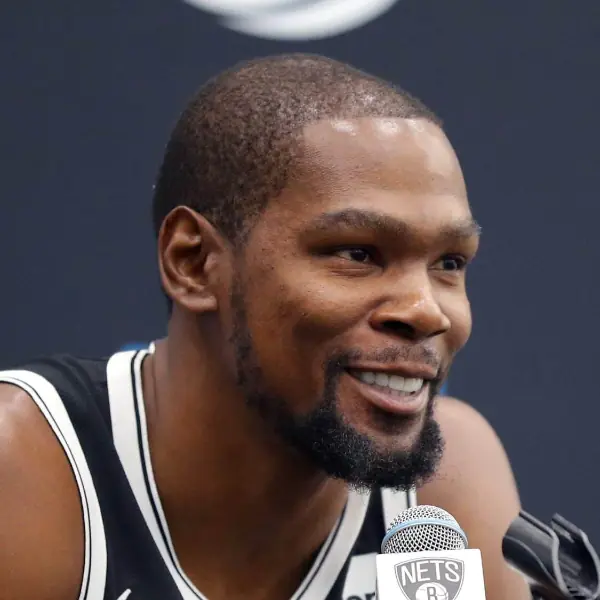 NBA 停賽太無聊？KD 偷看色情影片被抓包，跑去蕾哈娜直播卻被對方嗆「我要戴口罩嗎？」