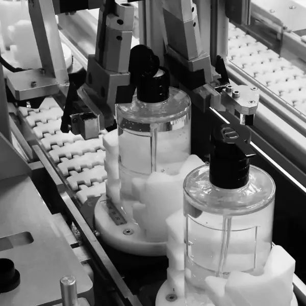 時尚圈全體動員！CHANEL 生產口罩、Dior 出酒精⋯8 個「精品大牌」加入防疫陣容，網讚：真的暖到爆